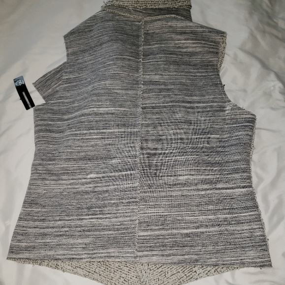 ND New Direction Size Large Gray and white vest - Picture 4 of 10